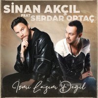 Постер песни Sinan Akçıl, Serdar Ortaç - İsmi Lazım Değil (Akustik)